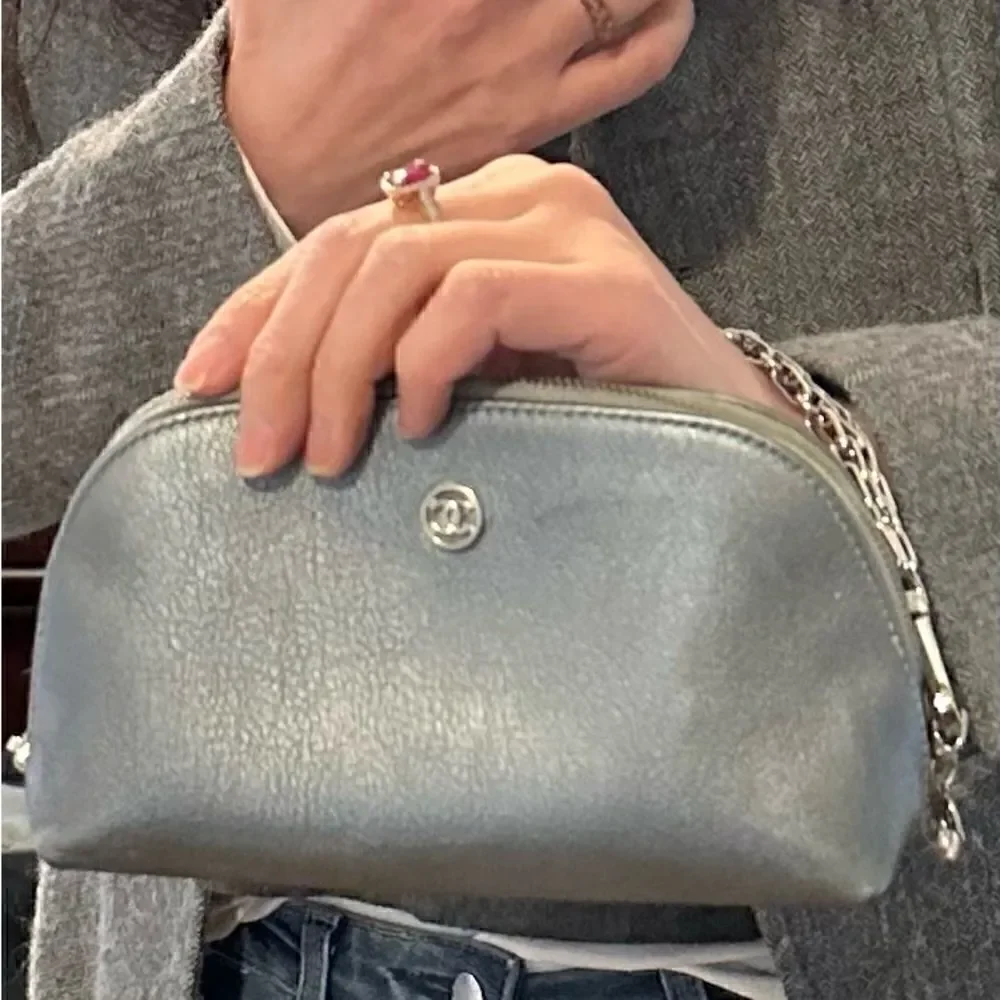 Chanel leather silver pouch - Picture 5 of 16